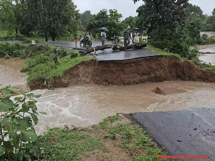 कोरबा जिले में हो रही भारी बारिश के कारण बड़मार क्षेत्र में ...